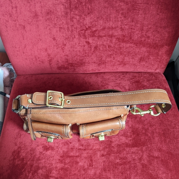 SOLD - Gorgeous Preloved Coach Glovetanned Leather Shoulder Bag in a tan color - Picture 9 of 14